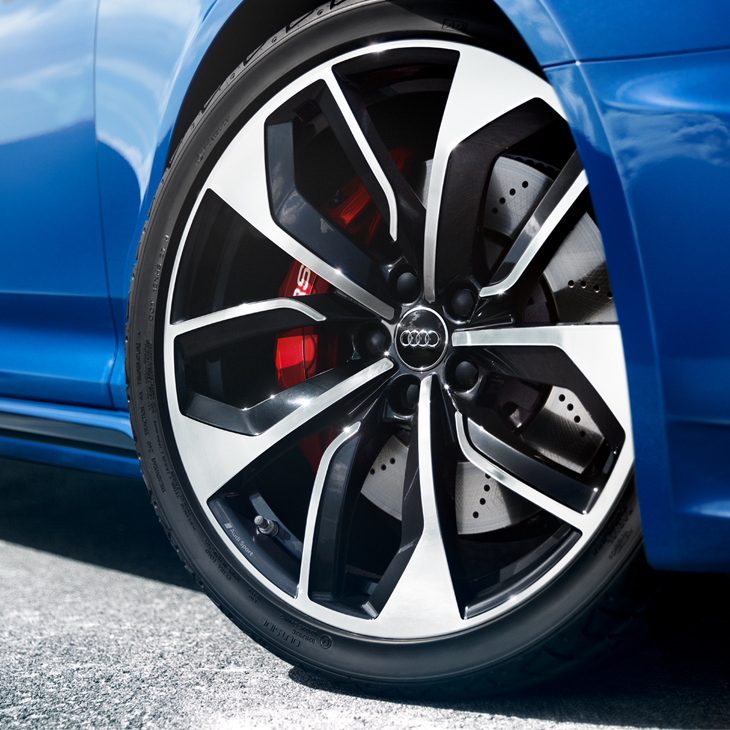 The standard RS high-performance brake system stops the Audi RS 4 Avant particularly quickly.