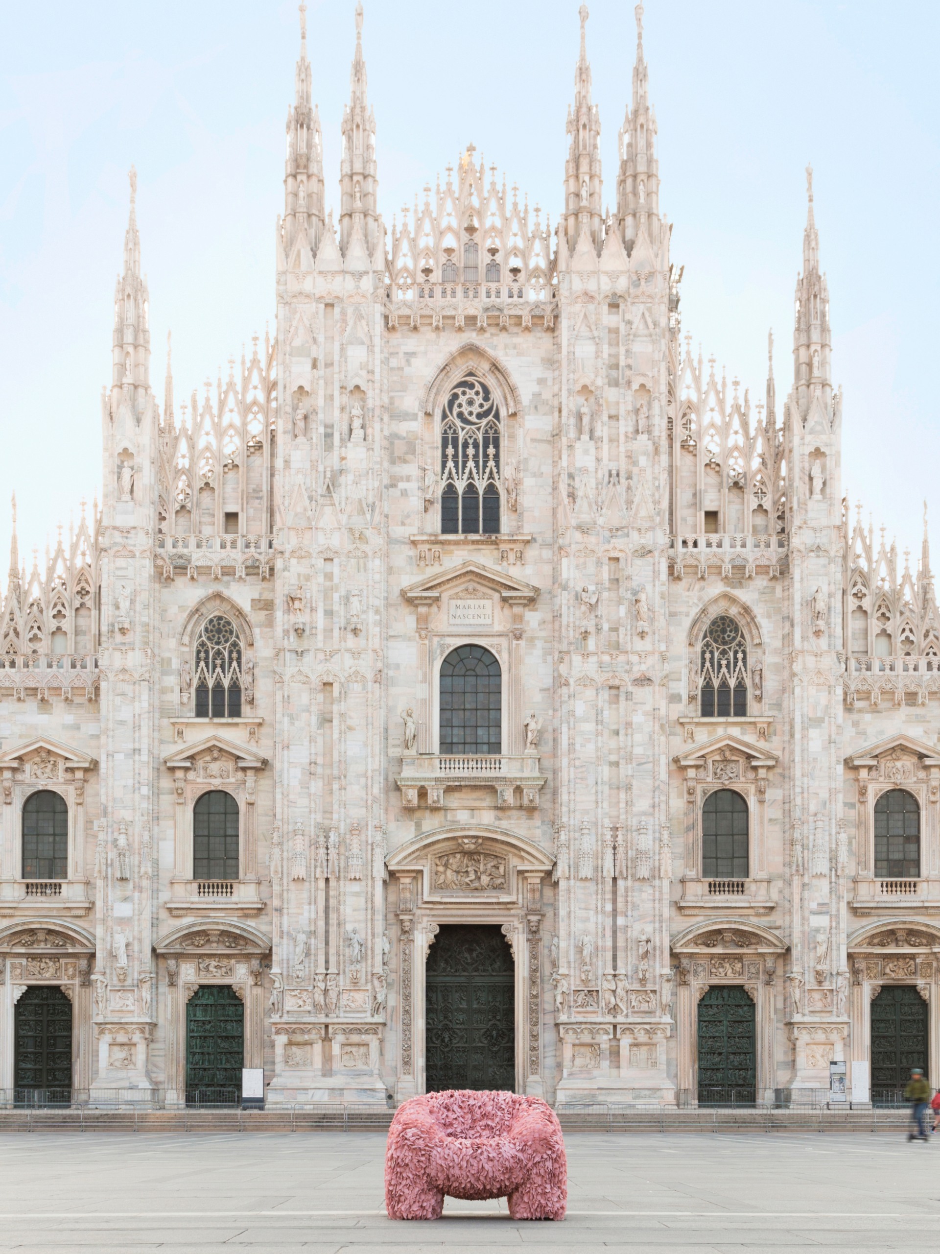 The “Hortensia Chair” stands on the forecourt of Milan Cathedral.